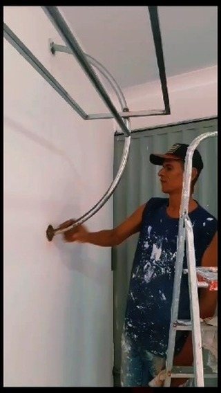Samuel Lourenço em obra, preparando a pintura de parede e estrutura de forro